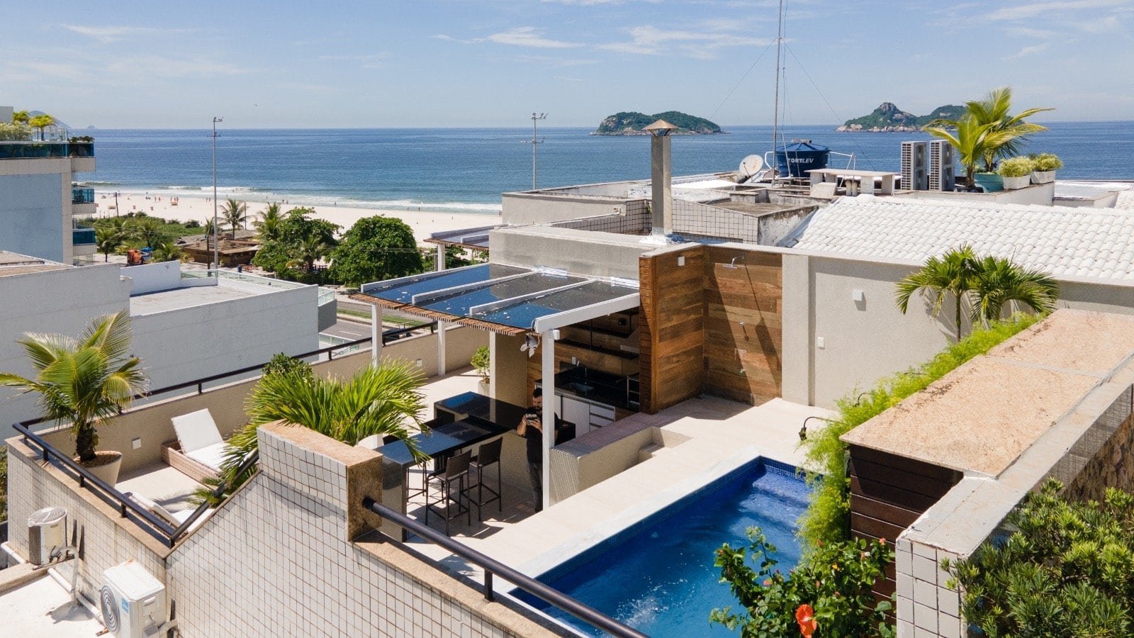 Piscina e varanda com vista para o mar em condomínio de alto padrão em Balneário Camboriú, Santa Catarina, com área de lazer, espaço gourmet e decoração moderna.