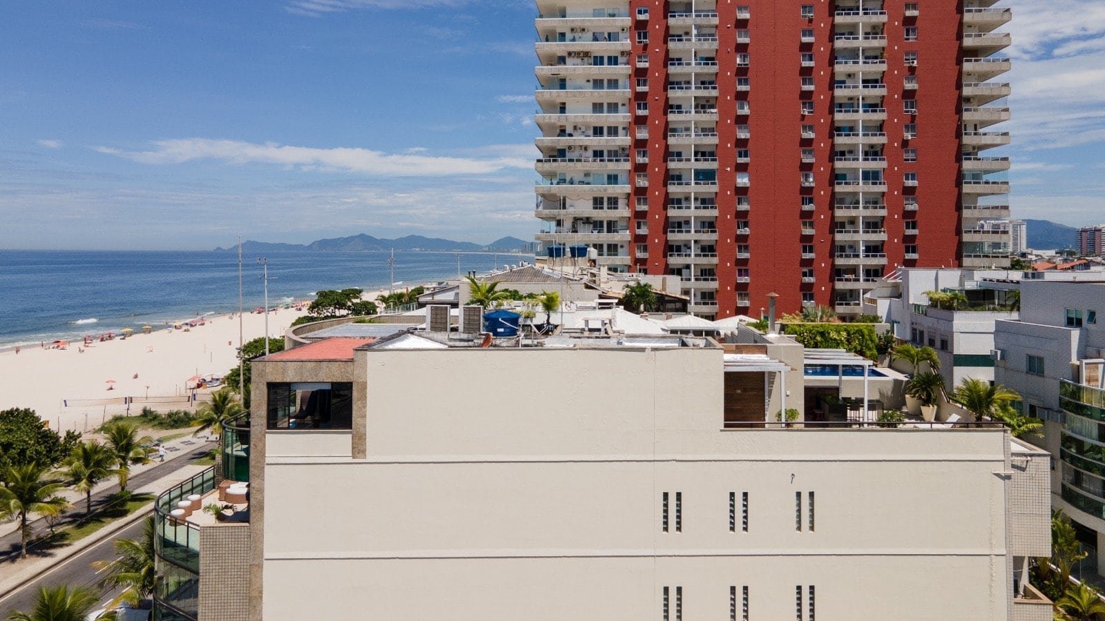 Luxuoso edifício à beira-mar em Balneário Camboriú, com vista panorâmica para o oceano, amplas áreas de lazer e apartamento de alto padrão em bairro nobre.