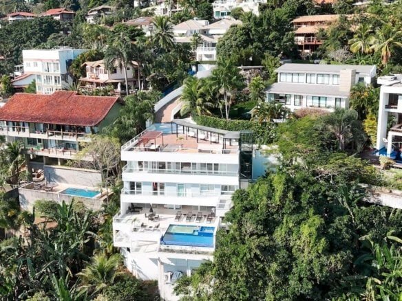 Luxuosa arquitetura de condomínios residenciais na região de alta valorização, destacando detalhes de áreas de lazer, piscinas e jardins bem cuidados, promovendo conforto e sofisticação.