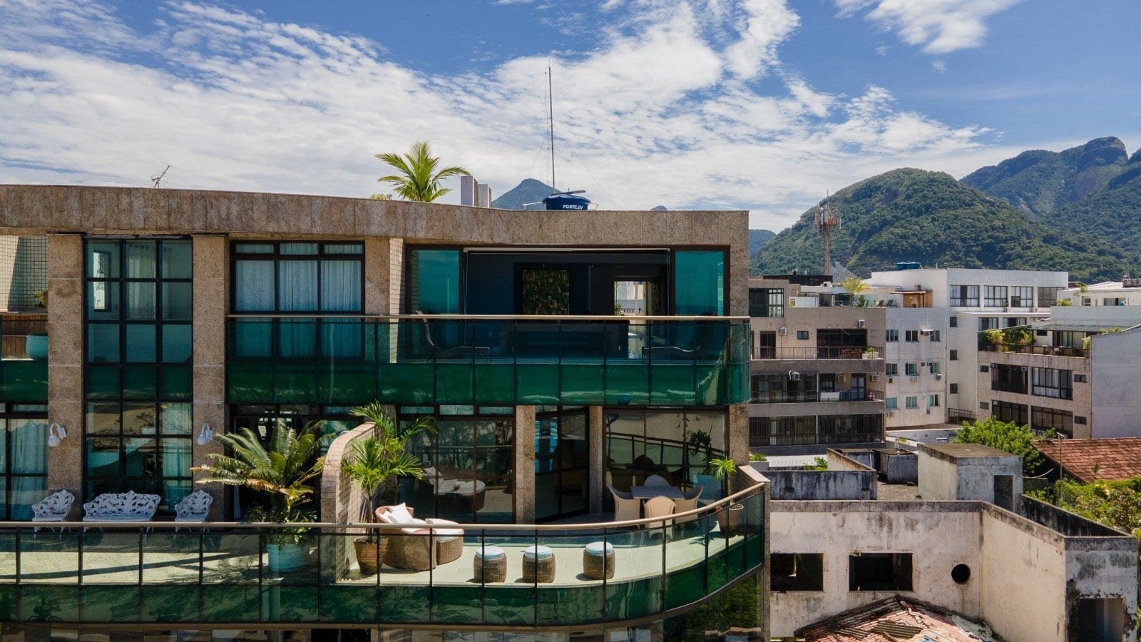 Luxuoso apartamento com varanda, vista para as montanhas, design modernista, área de lazer ao ar livre e decoração elegante, ideal para morar ou investir em imóveis de alto padrão em Niterói.
