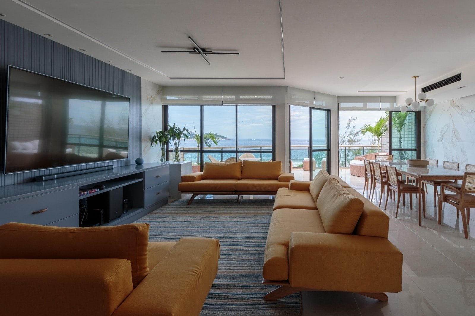 Lugar de convivência com vista para o mar, apartamentos de luxo, decoração moderna e confortável, ambiente interno aconchegante, espaço de lazer e varanda com vista para o oceano, residência de alto padrão, imóveis de luxo no litoral brasileiro.