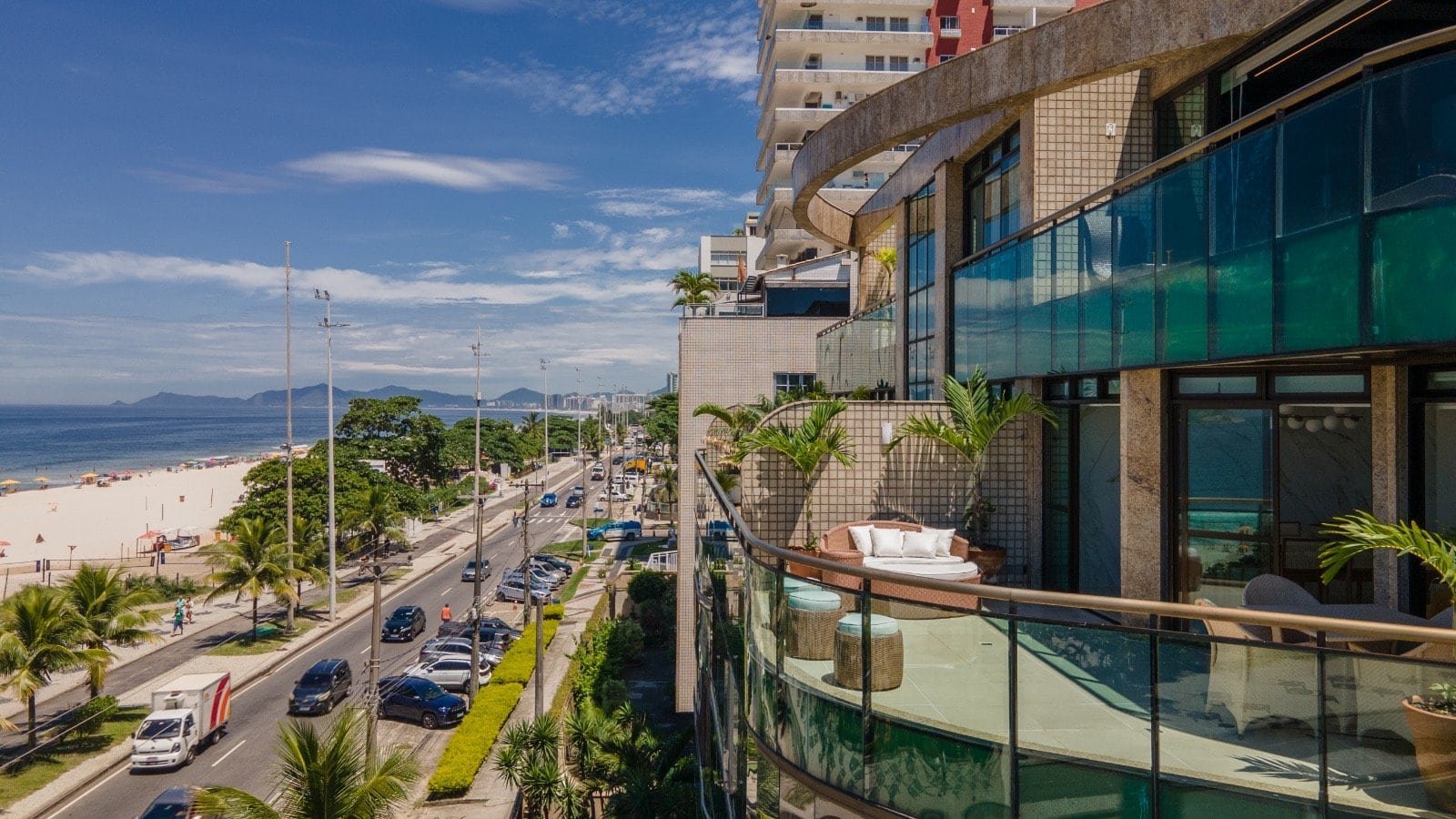 Luxuosa varanda com vista para o mar e a praia em Balneário Camboriú, com espaço para relaxar, mobiliário confortável e décor moderno, ideal para aproveitar o clima e a beleza da orla.