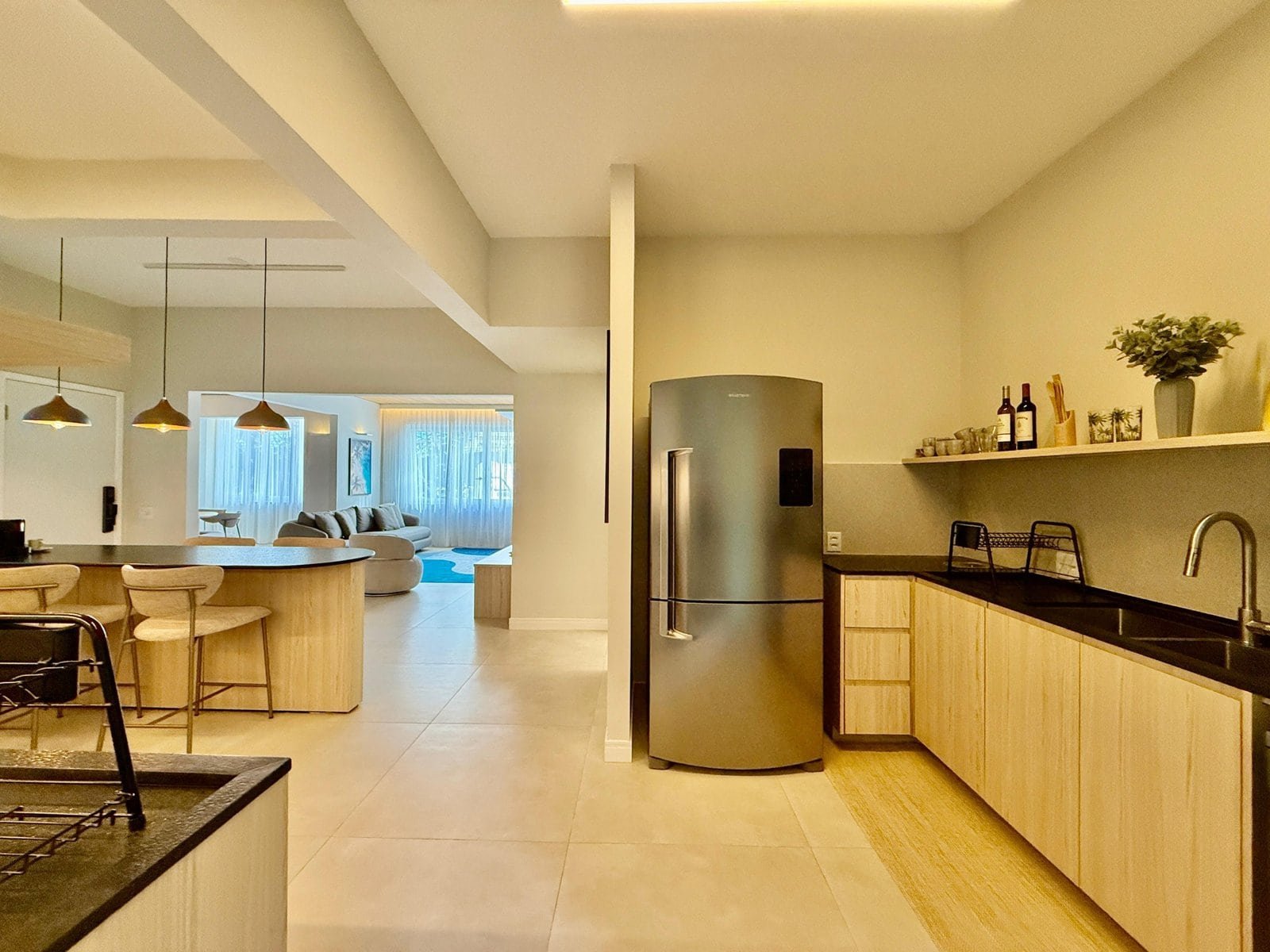 Moderno apartamento com cozinha integrada, eletrodomésticos de alta qualidade, decoração minimalista e ambiente aconchegante, ideal para morar ou investir na região de destaque do Grupo Monaco.