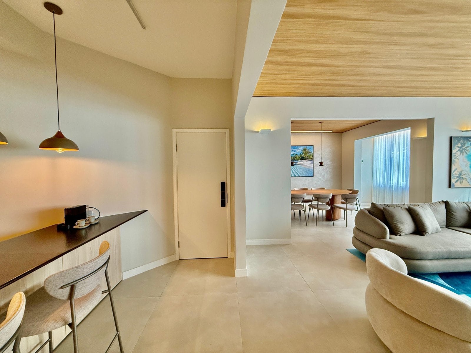 Lugar de convivência em um ambiente de alto padrão com design moderno e decor elegante, destaque para áreas de estar e sala de jantar com iluminação natural e acabamento sofisticado.