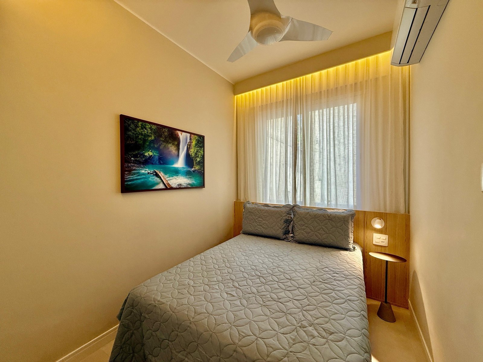 Conjunto de quartos modernos com decoração acolhedora, iluminação indireta e vista para a natureza, ideal para hospedagem confortável e relaxante.