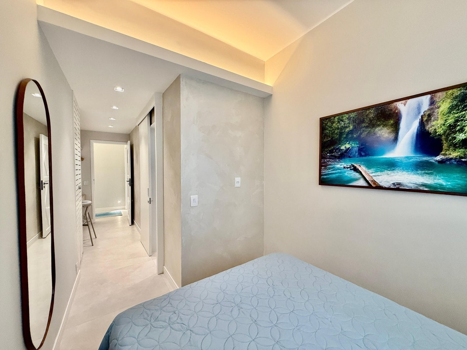 Lindíssima vista de quarto sofisticado com decoração minimalista, detalhes elegantes e uma arte que remete à natureza, perfeito para hospedagens de alto padrão.