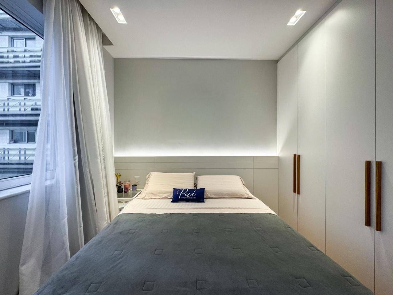 Conjunto de palavras-chave: quarto decorado moderno, suíte aconchegante, dormitório com armários embutidos, design de interiores, tendências de decoração.
