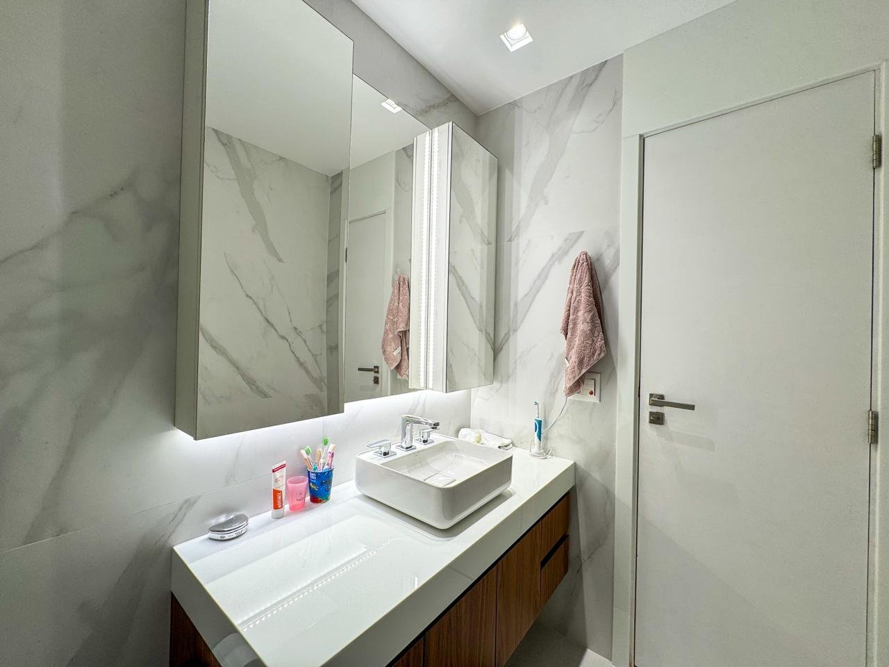 Revestimento de banheiro de alta qualidade com mármore branco e detalhes modernos, perfeito para projetos de design de interiores sofisticados e elegantes.
