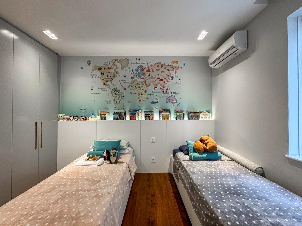 Alto conforto, decoração moderna e espaço para leitura no quarto infantil da Gruppo Monaco, especialista em projetos de interiores com móveis exclusivos e soluções inteligentes para ambientes infantis.