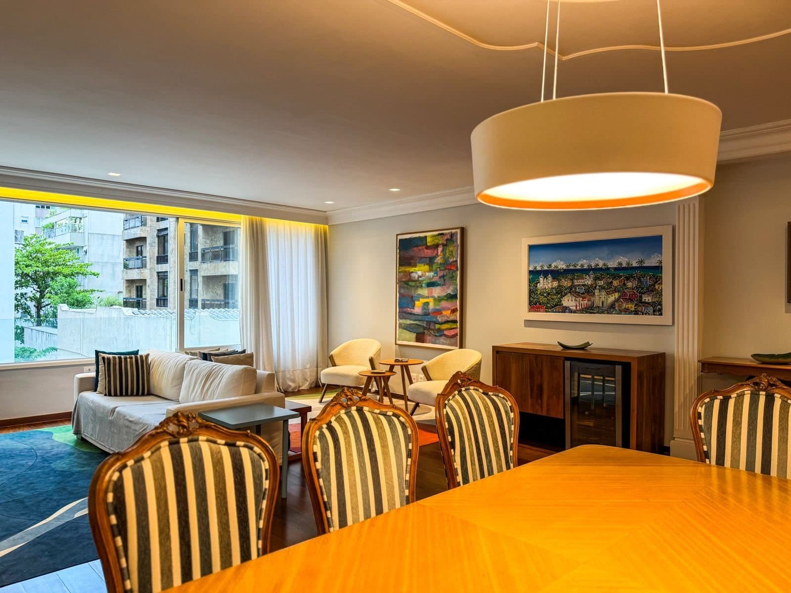 Luxuoso apartamento decorado com elegância, iluminação de destaque, móveis sofisticados e obras de arte. Espaço ideal para viver com conforto na cidade de Monte Carlo, destacando o design de interiores de alto padrão.
