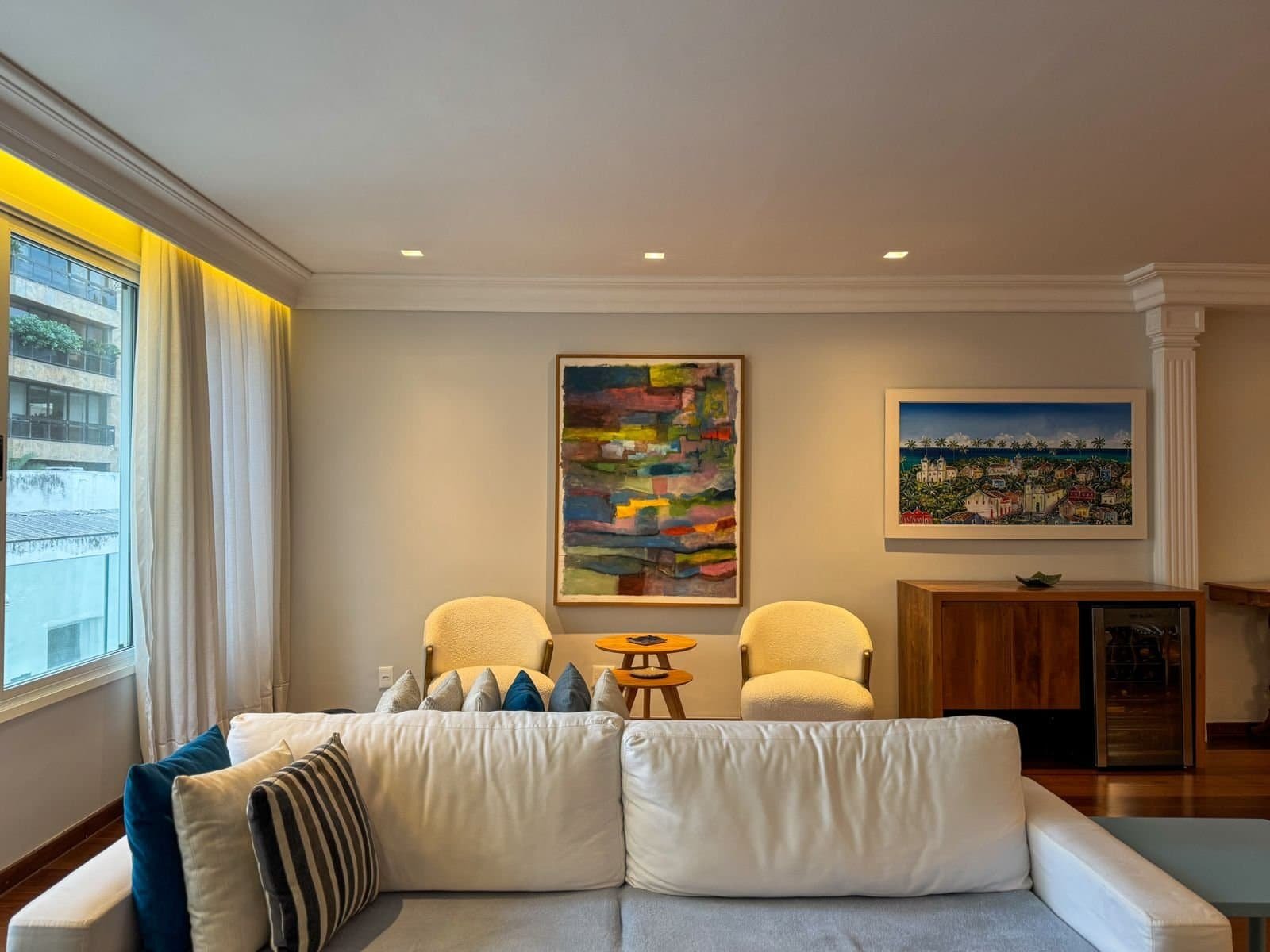 Luxuoso apartamento decorado com estilo contemporâneo, com janelas amplas, obras de arte e mobiliário elegante, ideal para residências de alto padrão e investimentos imobiliários na região de destaque do Grupo Monaco.